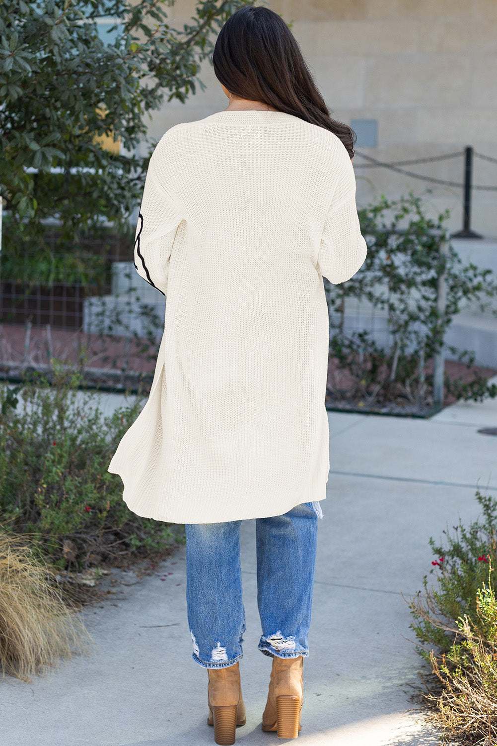 Cardigan beige à fleurs brodées à épaules tombantes ouvert sur le devant-A WOMAN WE LOVE