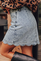 Jupe courte en jean à taille haute, boutons devant et bas festonné