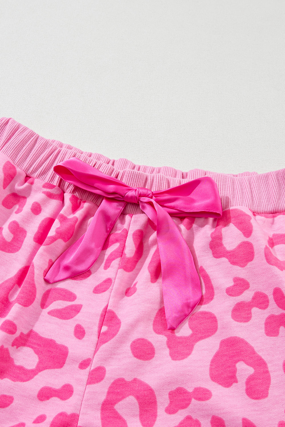 Conjunto de salón con camiseta con estampado de leopardo rosa y pantalones cortos de satén con lazo