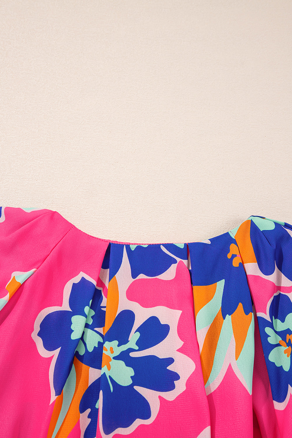 Chemisier à motif floral rose, col en V, manches ballon, grande taille-A WOMAN WE LOVE