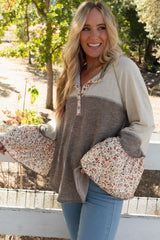 Haut Henley à manches évasées et boutons en patchwork floral color block de chèvre