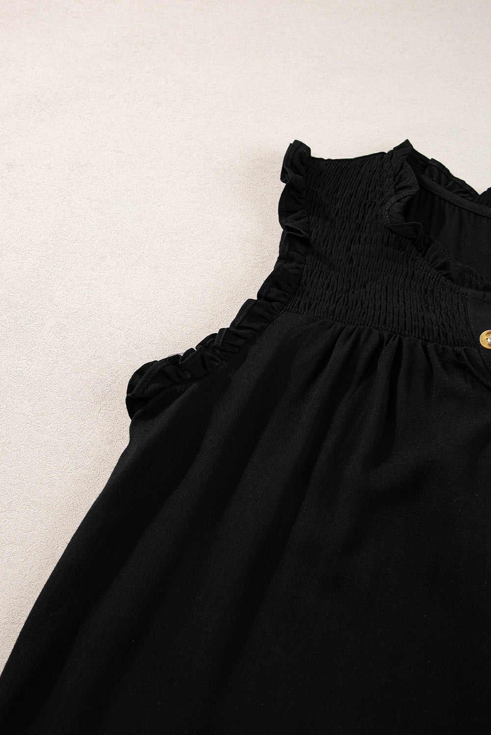 Débardeur noir boutonné à col fendu et bordure à volants-A WOMAN WE LOVE