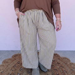 Pantalon ample grande taille à rayures noires et taille à nouer